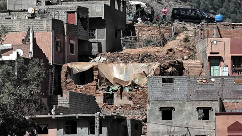 โมร็อกโกกู้ภัยถึงพื้นที่ดินไหว ขุดเจอแต่ศพใต้ซากปรักหักพัง