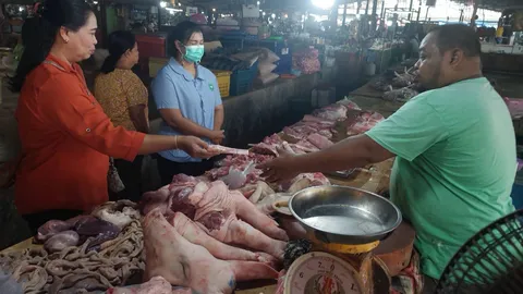 แห่ซื้อหมู ดูหน้าพ่อค้า คล้ายกำนันนก คนดัง (คลิป) 