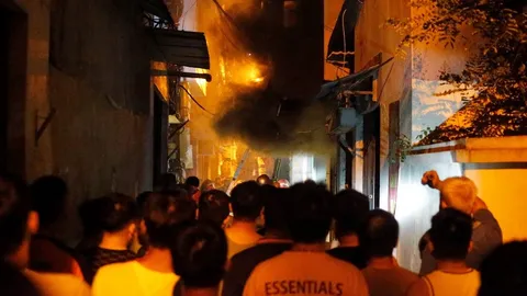 สุดสลด ไฟไหม้อพาร์ตเมนต์ฮานอย ดับแล้ว 56 ศพ เจ็บอีกหลายสิบ