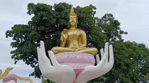 หมอลำเก็บขยะ แก้บน "หลวงพ่อโชคดี" หลังได้เป็นผู้ใหญ่บ้าน คอหวยไม่พลาดเลขเด็ด