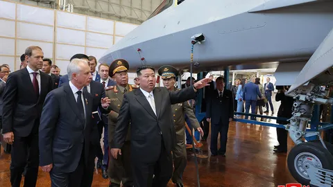 คิม จอง อึน ทัวร์โรงงานผลิตเครื่องบินรบของรัสเซีย
