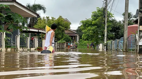 ฝนถล่มทะลักท่วม จมอีสาน-เหนือ ขอนแก่นใช้เรือสัญจร ปิดลาน "พญาเต่างอย"