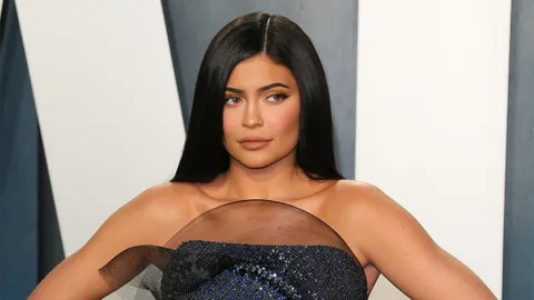 "ไคลีย์ เจนเนอร์" โชว์จูบดูดดื่ม เปิดตัวคบ "ทิโมธี แชลาเมต์"