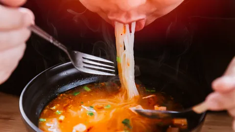 ทำนายฝันว่ากินก๋วยเตี๋ยว หมายความอย่างไร มีเรื่องใดต้องระวังบ้าง?