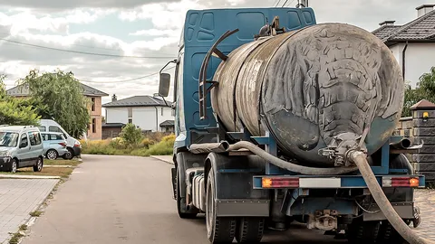 รถสูบส้วมแอบนำสิ่งปฏิกูลทิ้งในป่าหลังสนามบินขอนแก่นจนส่งกลิ่นเหม็น วอน จนท.ตรวจสอบที