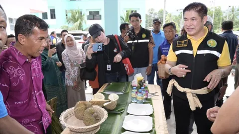 รมว.เกษตรฯ หนุนสร้างห้องเย็นเก็บทุเรียน ของวิสาหกิจชุมชนฯ บูกิต เพื่อการแปรรูป 
