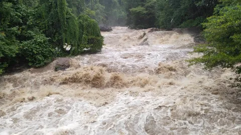 ดอยอินทนนท์ แจ้งเตือน นทท.ห้ามเข้าใกล้น้ำตก หลังฝนตกหนัก หวั่นอันตราย