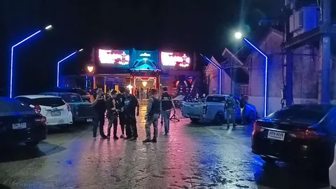 หนุ่มพาเพื่อนกินดื่ม เจออริเก่า ถูกยิง 3 นัดสาหัส คาผับดังเมืองเลย (คลิป)