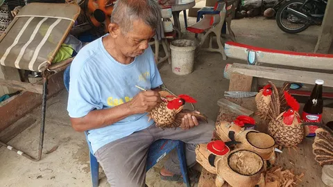 ลุงเชิด ชาวบ้านสิงห์บุรี ทำกะลาไม้แขวนประดับบ้านขาย สร้างอาชีพและทำรายได้ดี