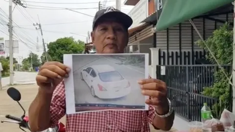 ลุงทำเงิน 20,000 บาท หล่นบนถนน เก๋งตามมา จอดรถ วิ่งลงมาเก็บ (คลิป)