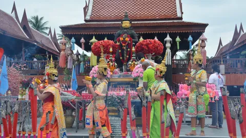 จ้างนางรำแก้บน "ท้าวเวสสุวรรณ" วัดดังสุพรรณบุรี คอหวยไม่พลาด "เลขเด็ด"