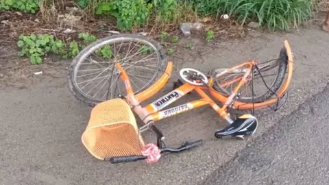 สลด ลูกลืมของ แม่ปั่นจักรยานกลับไปเอาที่บ้าน ถูกรถเก๋งชนดับ 