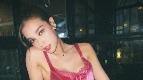 "วิว-วรรณรท" ใส่เสื้อสายเดี่ยวอวดความเซ็กซี่ โสดแล้วแซ่บได้ 