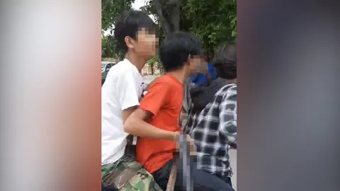 วัยรุ่นเจดีย์ใหญ่ ไล่ตีในวัดพระประโทณฯ อาวุธมีด ปืน ระเบิด ครบ (คลิป)