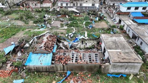 สุดสะพรึง ทอร์นาโดถล่มจีน ดับ 5 เจ็บอีก 4 (คลิป)