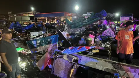 "บางปะกง" ฝนถล่ม พายุพัดเสาไฟล้ม ทรัพย์สินเสียหาย ชาวบ้านหนีตายวุ่น (คลิป)