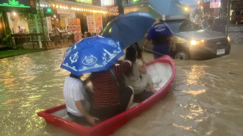 ฝนถล่มภูเก็ต "ป่าตอง" จมบาดาล ถนนกลายเป็นคลอง ทําจราจรเป็นอัมพาต (คลิป)
