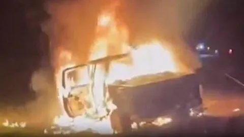 สลด กระบะประสานงา จยย.ไฟลุกท่วม ตายยกครัว 3 ศพ พ่อเลี้ยง-แม่-ลูก