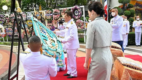 “ในหลวง-ราชินี” เสด็จไปยังโรงพยาบาลศิริราช ทรงวางพวงมาลาเนื่องใน “วันมหิดล”