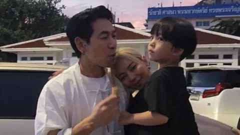 นิวเคลียร์ อุ้มลูกให้กำลังใจ เพชรจ้า ในวันที่สูญเสียคุณแม่ (คลิป)