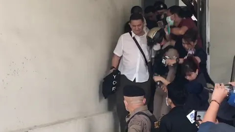 คุม 2 พ.ต.อ. ลูกน้องคนสนิท "บิ๊กโจ๊ก" ฝากขังต่อศาล หลังสอบปากคำเสร็จ (คลิป)