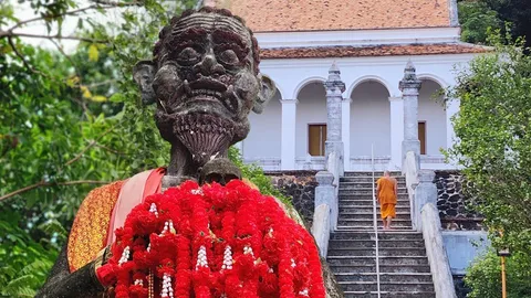 "ทวดเจ้าเขา" ท้าวเวสสุวรรณทะเลสงขลา ขอไหว้รับโชค แก้บนผ้าแดง 