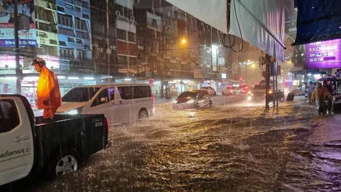 ฝนถล่มหนัก คนกรุงระทม สุขุมวิทสําลัก น้ำท่วมถนนหนัก