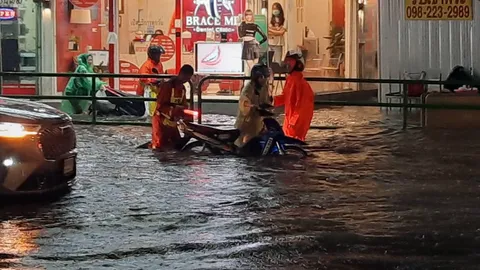 เย็นนี้ฝนถล่ม กทม. แจ้งเตือนพิกัดน้ำท่วมถนนหลายจุด มีที่ไหนบ้างเช็กเลย