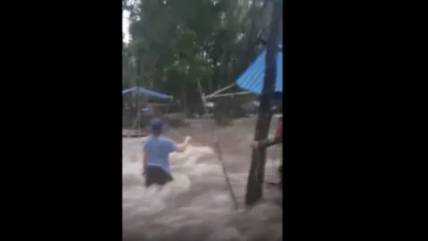 "น้ำป่าหลาก" ทะลักกลืนน้ำตกสาวน้อย นทท.ติดโขดหิน ขึงเชือกช่วยระทึก (คลิป)