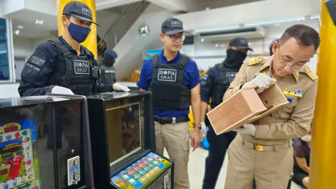 เด้ง 5 เสือ สน.ร่มเกล้า "ผกก.-สารวัตร" เซ่นจับบ่อนไฮโลกลางตลาด