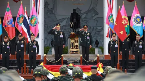 "บิ๊กปู" ส่งมอบหน้าที่ มทภ.1ให้ "บิ๊กรุ่ง" ย้ำเดินหน้าปกป้องสถาบันฯ