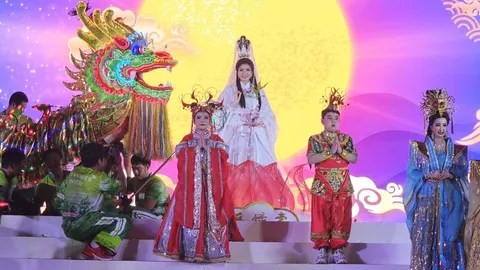 เปิดตัว "น้องข้าวฟ่าง" องค์สมมติเจ้าแม่กวนอิม ร่วมงานไหว้พระจันทร์นครสวรรค์ (คลิป)