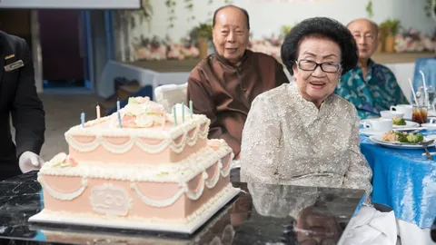 อายุครบ 100 ปี "คุณแม่สุภาพ สุคนธทรัพย์" ลูกหลานเหลนอยู่ฉลองครบพร้อมหน้า