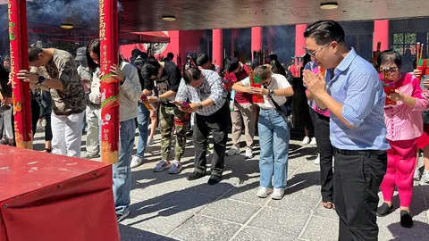 ตะลุยไหว้พระ 5 วัดดังฮ่องกง “หมอช้าง” ฝ่าพายุมูสุดพลัง!