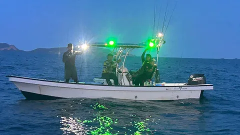 เรือตกปลาแทบช็อก พบศพปริศนาลอยตายกลางทะเล คาดเป็นชายชาวต่างชาติ