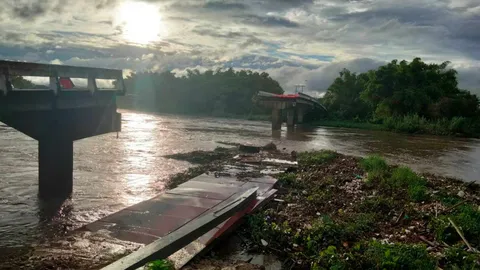ระทึก สะพานข้ามน้ำปิงถล่ม เส้นทางถูกตัดขาดจาก อ.จอมทอง สู่ จ.ลำพูน (คลิป)