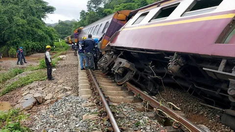 น้ำป่าไหลถล่มซัดรถไฟด่วนตกราง ปิดสายเหนือไร้คนเจ็บตาย แพร่อ่วมหนัก (คลิป)