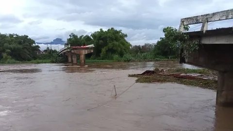 ผู้ว่าฯ เชียงใหม่ รุดตรวจสะพานวังสะแกง อ.จอมทอง ขาด หลังมวลน้ำพัดพังทลาย