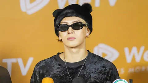 ไม่ยอมตกเทรนด์  “แจ็คสัน หวัง” พูดประโยคยอดฮิต “หล่อแบบนี้ ว้าวุ่นมั้ยครับ” ให้แฟนๆ