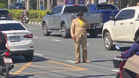 เค ร้อยล้าน โผล่พัทยา ยืนไลฟ์สดโวยวายกลางถนน ไม่สนรถสัญจรไปมา