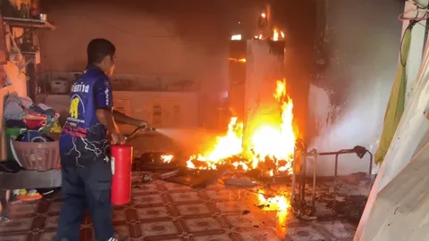 ระทึก ตู้เย็นควันขึ้นเอาน้ำสาด ระเบิดคาบึม 6 ชีวิตวิ่งหนีตาย (คลิป)  