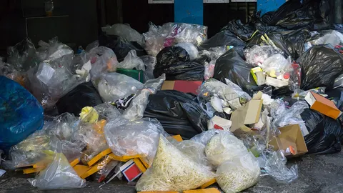 กลิ่นเหม็นจากจุดทิ้งขยะของตลาด เหม็นจนเวียนหัว ร้องเรียนหลายครั้งไม่มีการแก้ไข