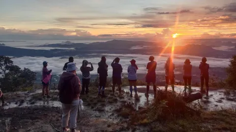 นักท่องเที่ยวฝ่าลมเย็นขึ้นผานกแอ่น อช.ภูกระดึง ชมแสงแรกในเทศกาลท่องเที่ยวปี 67