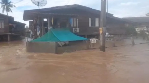 น้ำท่วมตากยังหนัก ชาวบ้านต้องเฝ้าเครื่องมือการเกษตร หวั่นถูกลักขโมยซ้ำเติม