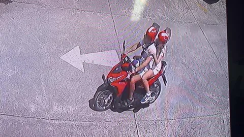 ฝรั่งหัวใส เจอด่านจราจร ขโมยหมวกกันน็อกไปรษณีย์ ขี่ผ่านฉลุย (คลิป)