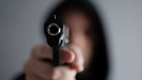 ฝันเห็นปืน ฝันว่ายิงปืน ฝันว่ายิงต่อสู้กัน ความหมายฝันเห็นปืน เลขเด็ด