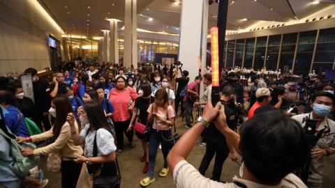 ระทึก สื่อนอกตีข่าวด่วน เกิดเหตุยิงในห้างฯ ‘พารากอน’ ตร.เข้าคุมสถานการณ์ (คลิป)