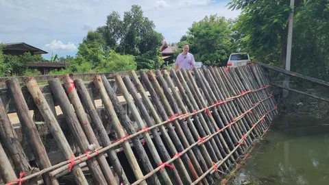 อบต.สามพราน เร่งรับมือน้ำหลาก ตั้งทำนบกั้นใต้สะพาน ปกป้องสวนส้มโอ-บ้านชาวบ้าน