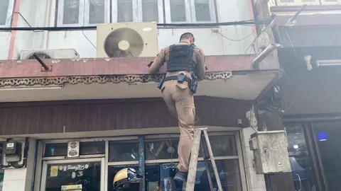 นายตำรวจเปิดใจ เล่านาทีปีนตึกจับ "ลิงแสบ" ที่ขโมย "กุญแจรถ" ชาวบ้าน 