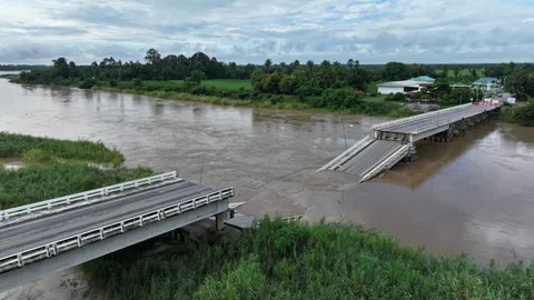 สะพานวังแขม ถล่มลงแม่น้ำปิงตัดขาดชาวบ้าน 2 ตำบลที่กำแพงเพชร (คลิป)